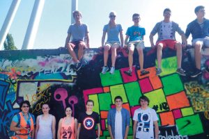 berlin schueler gruppe mauer graffiti staedtereise projektwoche klassenfahrt