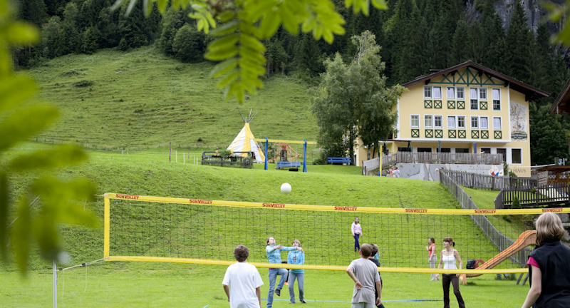Spielwiese und Volleyball beim Jugendhotel Peilsteinhof